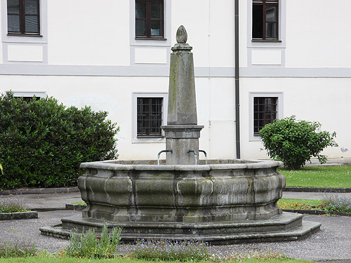 Brunnen Schloss Auhof 