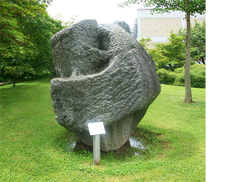 Universitätspark Steinskulptur ohne Titel