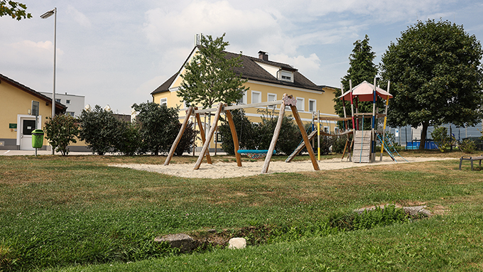 Foto Kinder- und Jugendspielplatz Pichling neben Feuerwehr