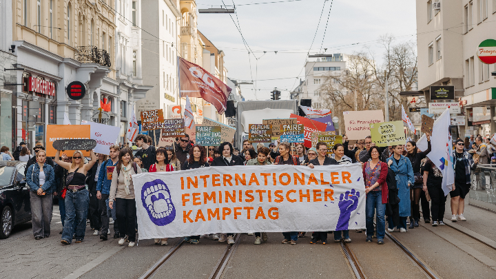 Bild mit einer Faust und Info zur Demo am 8. März 2025 