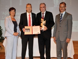 Preisverleihung Dolezal an Geschäftsführer Puchner und Wolfgang Haider Agrolinz
