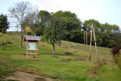 Händisches Mähen und Heuen auf der Obstwiese am Kampmüllerweg