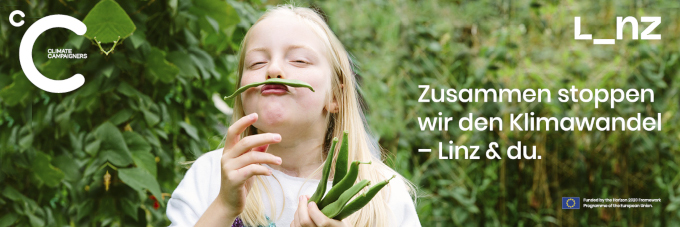 Ein blondes Mädchen hält in einem Garten frische Fisolen in der Hand und klemmt sich eine Fisole wie einen Schnurrbart unter die Nase. Daneben steht "Zusammen stoppen wir den Klimawandel - Linz & du". Sichtbar sind das Climate Campaigners Logo und das Linz Logo.