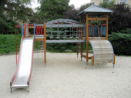 Kinder- und Jugendspielplatz - Cremeristraße