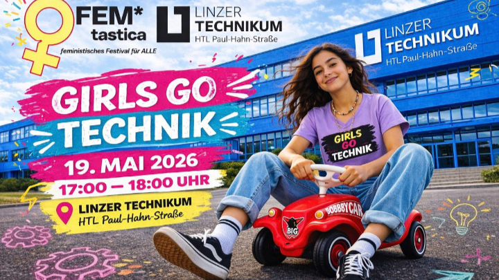 Junge Frau mit lila T-Shirt mit Aufschrift 'GIRLS GO TECHNIK' sitzt auf einem roten Bobby-Car vor dem Linzer Technikum mit bunten Kreidezeichnungen auf dem Boden