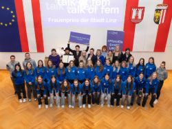 Gruppenfoto mit den Preisträger*innen, der Jury und Spielerinnen der Union Kleinmünchen