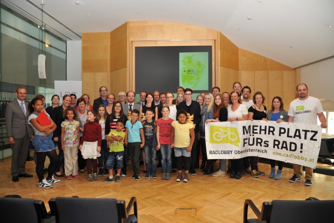 Gruppenbild der Preisverleihung durch Stadträtin Mag.a Eva Schobesberger mit allen Preisträgerinnen und Preisträgern und Dienststellenleiter des Umwelt- und Technik-Centers Linz DI Martin Sonnleitner