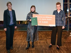 Alexander Schwarzl Preisträgerin mit Frauenstadträtin und Frauenbeauftragte der Stadt Linz