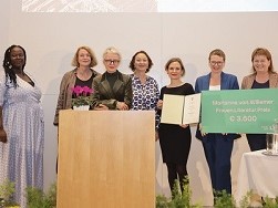 Preisträgerin mit Frauenstadträtin Mag.a Eva Schobesberger, Vizebürgermeisterin Karin Hörzing, Frauenbeauftragte der Stadt Linz Mag.a Abena Carty-Pinner sowie die drei Jurorinnen