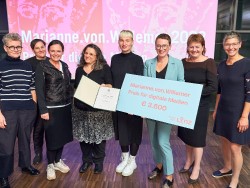 Preisübergabe an Preisträgerin