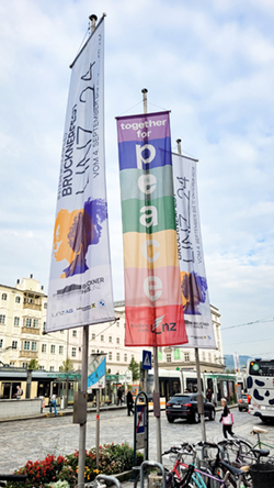Friedensfahne mit dem Text 'together for peace' am Hauptplatz Linz