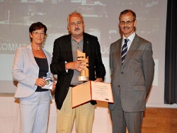 Preisverleihung Dolezal an Direktor Huber GWG Linz