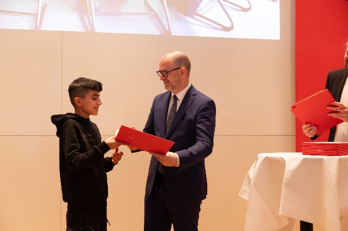 B&uuml;rgermeister Dietmar Prammer &uuml;bergibt Urkunde an einen Held der Ver&auml;nderung. 