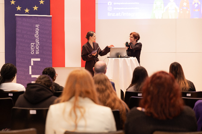 Integrationsbeauftrage Jasmin Baumgartinger (l.) mit Initiatorin Elli Scambor.