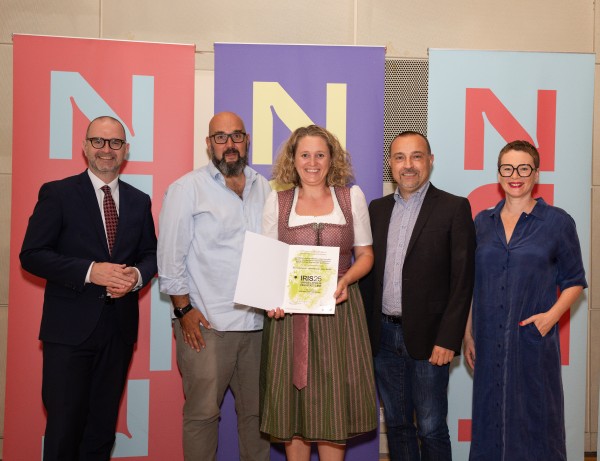 Bienenzentrum OÖ der Landwirtschaftskammer OÖ gemeinsam mit dem Kepler Universitätsklinikum GmbH und dem Khevenhüller Gymnasium, IRIS-Umweltpreisträgerin 2025
