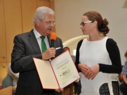 Preisverleihung durch Stadträtin Mag.a Eva Schobesberger an Mag. Alois Froschauer (Linz AG).