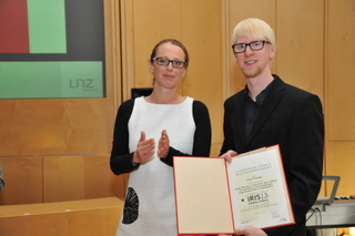 Preisverleihung durch Stadträtin Mag.a Eva Schobesberger an Herrn Emberger