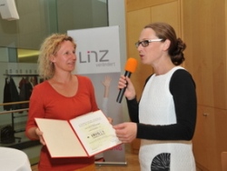 Preisverleihung durch Mag.a Eva Schobesberger an Martina Eigner.