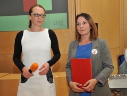 Preisverleihung durch Mag.a Eva Schobesberger an Daniela Waser.