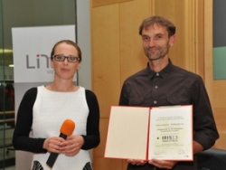 Preisverleihung durch Stadträtin Mag.a Eva Schobesberger an den Preisträger des Naturschutzbundes OÖ