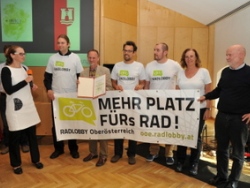 Preisverleihung durch Stadträtin Mag.a Eva Schobesberger an die Vertreterinnen und Vertreter des Vereins Initiative FahrRad OÖ