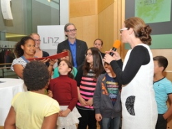 Preisverleihung durch Stadträtin Mag.a Eva Schobesberger an die Kinderfreunde Linz - Schiffswerft.