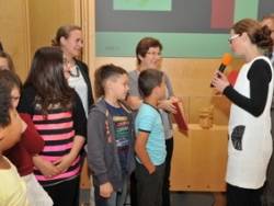 Preisverleihung durch Stadträtin Mag.a Eva Schobesberger an SchülerInnen und LehrerInnen der VS 35.