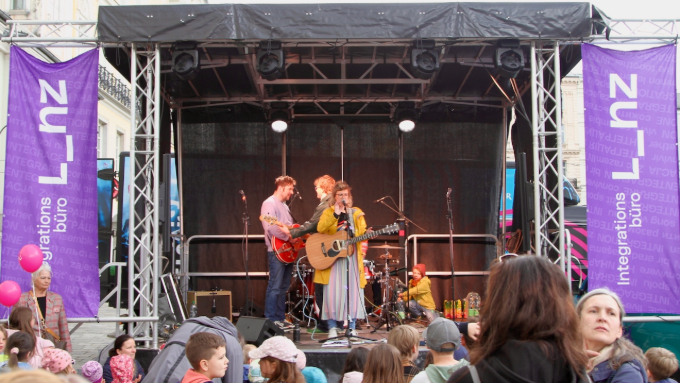 Erkan Kadir Sängerin Kiri Rakete und die Band Kerosinen auf der Bühne beim Kinderrockkonzert.
