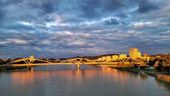 Neue Donaubrücke bei Abenddämmerung 