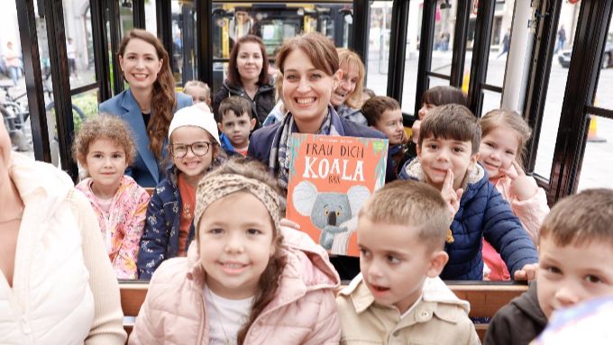 Eine Gruppe von Kindern im Lesebummelzug.