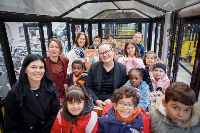 Foto mit Kindern und Jasmin Baumgartinger und Merima Zukan im Linzer Bummelzug