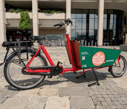 Vor dem Neuen Rathaus stehendes E-Lastenrad Bakfiets Cargo Classic long