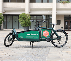 vor dem Neuen Rathaus stehendes E-Lastenrad Bullit