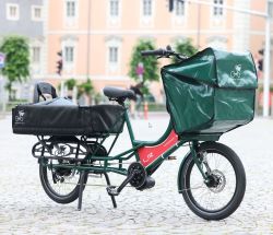 Lastenfahrrad E-Bicicapace Justlong mit Kindersitz hinten und Gepäcktasche vorne