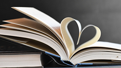 Literaturbuch wo Seiten ein Herz bilden