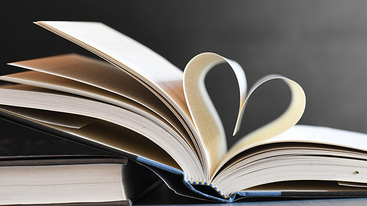 Buch das mit seinen Seiten ein Herz formt