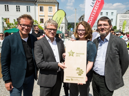 Überreichung Ökostar 2015-Auszeichnung an Stadt Linz vertreten durch Bürgermeister Luger Stadträtin Schobesberger mit dabei Landesrat Anschober und Diplomingenieur Hager (copyright_Land_Oberösterreich_Dedl