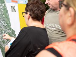 Bürger*innen besprechen einen Stadtplan