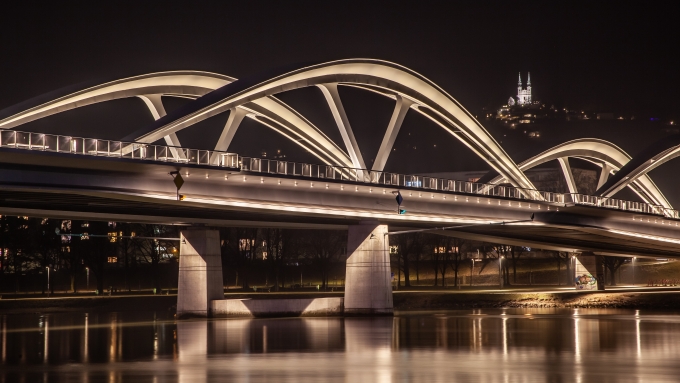 Foto: Springer Eisenbahnbrücke bei Nacht