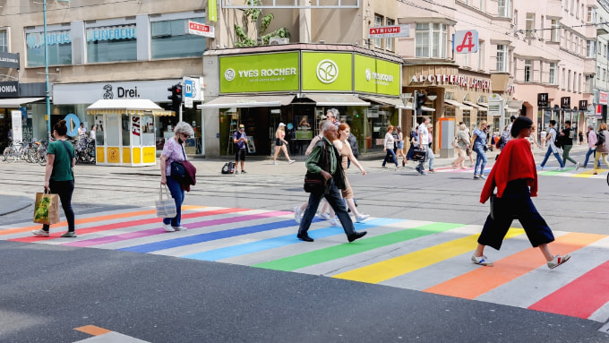 Bunte Zebrastreifen als Symbol für mehr Toleranz