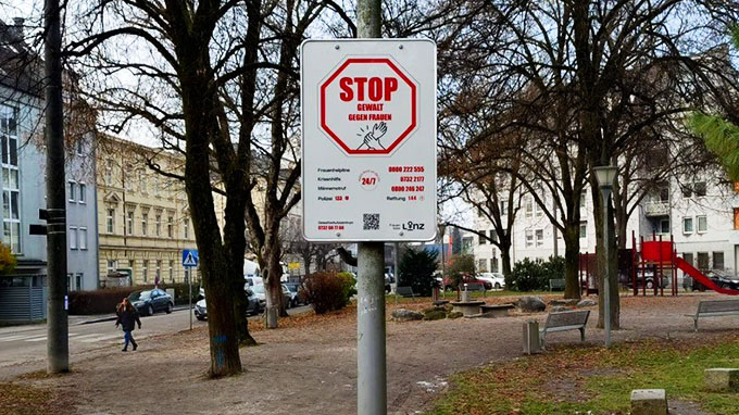 Ein  Stop-gegen-Gewalt-Schild in einem Linzer Park