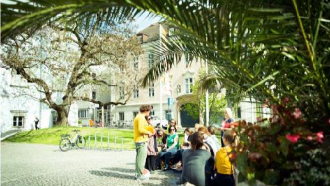 Stadtführer mit einer Gruppe bei einer Stadtführung in Linz