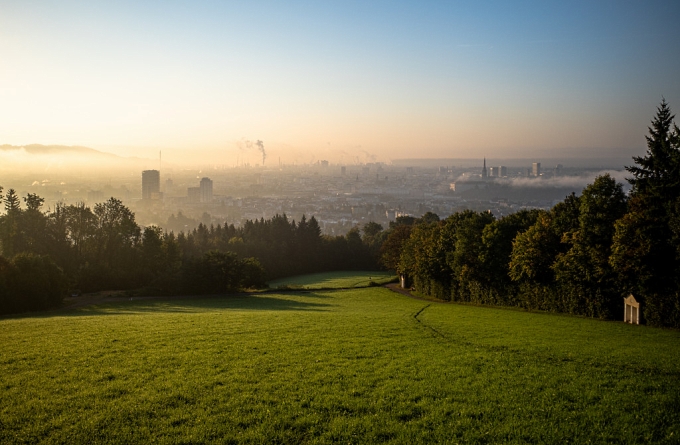 Blick vom Pöstlingberg auf Linz im Nebel