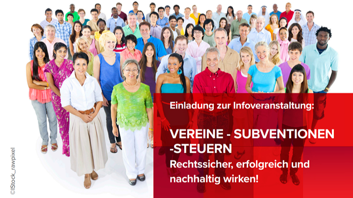 Eine Gruppe von verschiedenen Personen. Darauf ein roter Banner mit Veranstaltungstiteln.