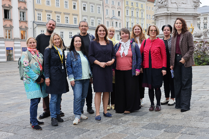 Personen, die eine Stadtführung in Linz besuchen