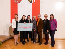 Bild mit der Preisträgerin und den Jurorinnen