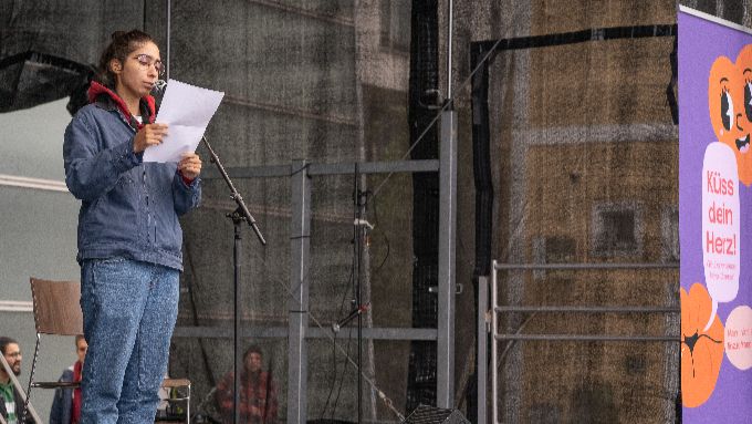 Junge Frau auf der Bühne beim Poetry Slam.