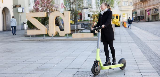 Scooterfahrerin am Hauptplatz