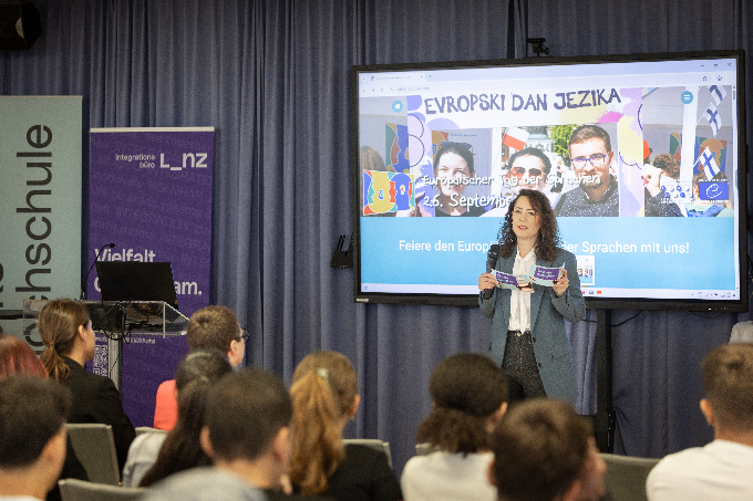 Integrationsbeauftragte Jasmin Baumgartinger bei der Veranstaltung C'mon talking in der Volkshochschule Linz. 