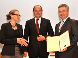 Preisverleihung Schobesberger an Design Organisation Media
